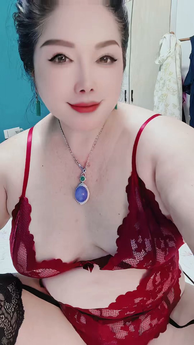 儿子妈妈逼水出来了，过来给妈妈舔舔