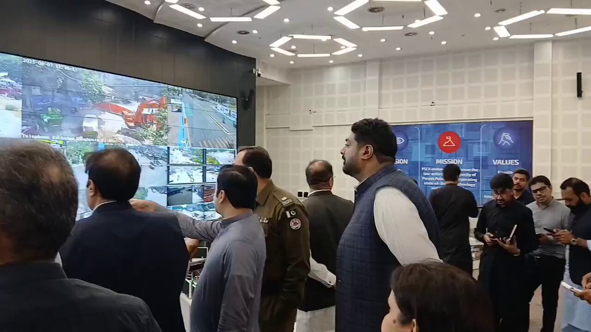 The biggest cleanliness operation across Punjab in full swing.130000 Suthra Punjab personnel &amp; machinery worth 30 billion deployed. All districts are being monitored through control rooms &amp; safe city cameras. Operation is led by Minister Local Government Zeshan Rafique. Bravo 🙌