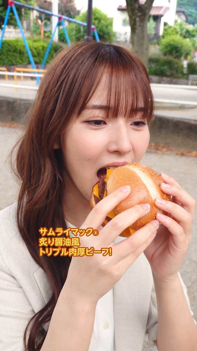 期間限定サムライマック®︎ 炙り醤油風 トリプル肉厚ビーフ を中嶋優月さんが食べてみた! 撮影者:村山美羽さん #青いベンチ #櫻坂46 #中嶋優月 #村山美羽