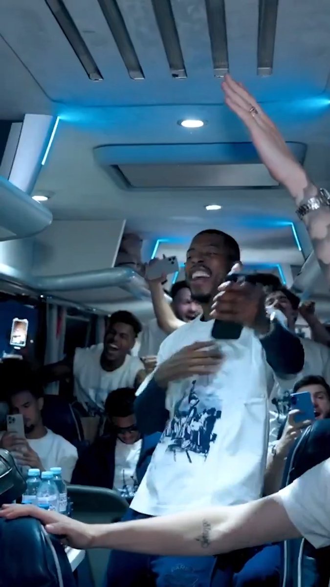 Une semaine déjà et toujours la même émotion en voyant ces images 🚍🏆🥳 📺 45 minutes de bonheur sur YouTube ➡️