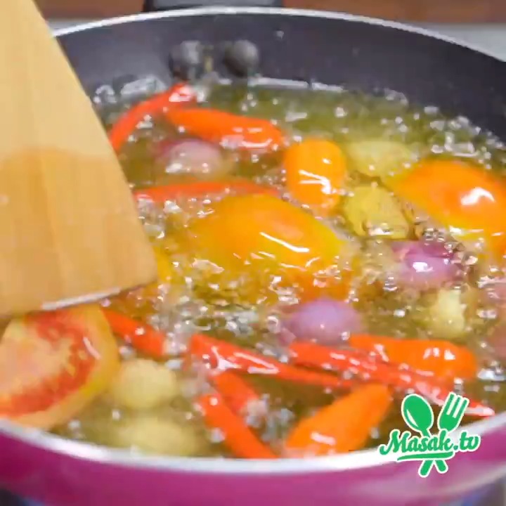 Siapa yang suka makan pecel ayam, suka minta kolnya digoreng nih? Sekalian aja bikin sambal kol goreng!