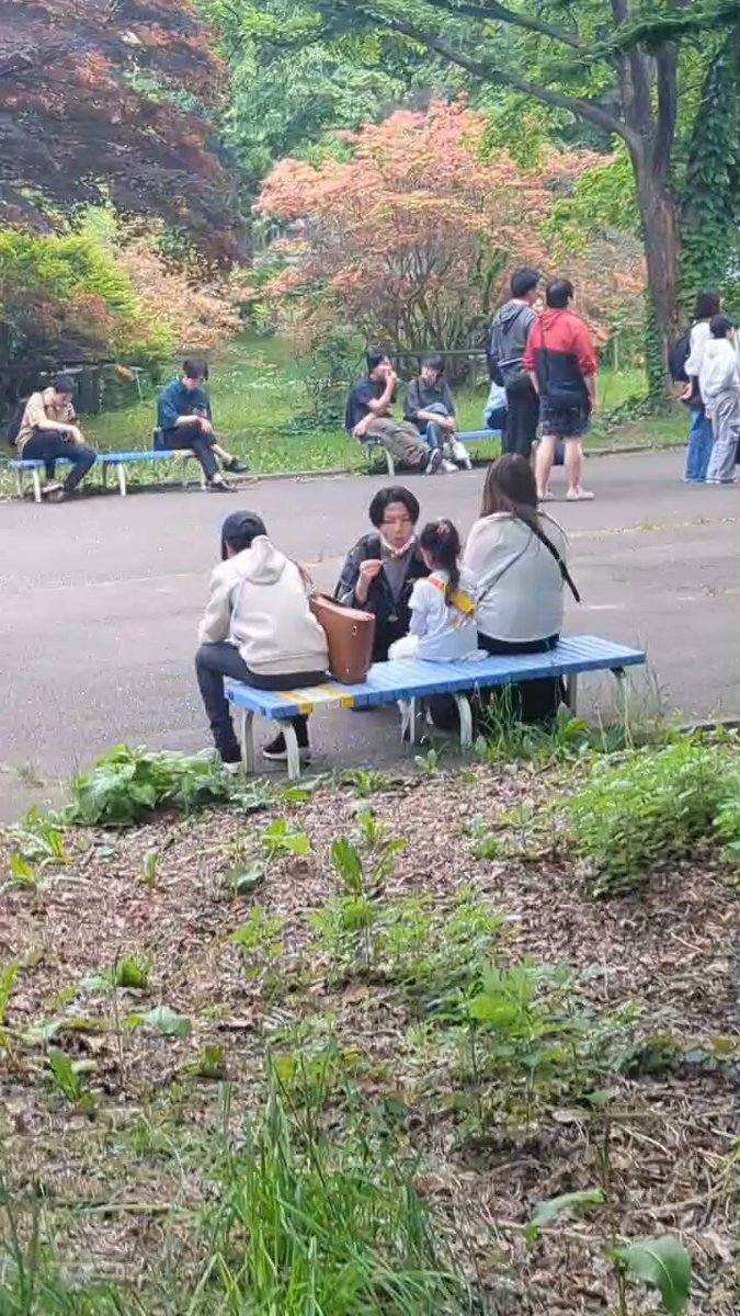 I'M CRYING why is a Houshou Marine performing at my university?? LOOL I was trying to go to class and heard this music, I ran over with my friends like "there's no way" I wish I could have caught the full thing 😭 まさかマリン船長が北大祭に？！笑笑 #宝鐘マリン
