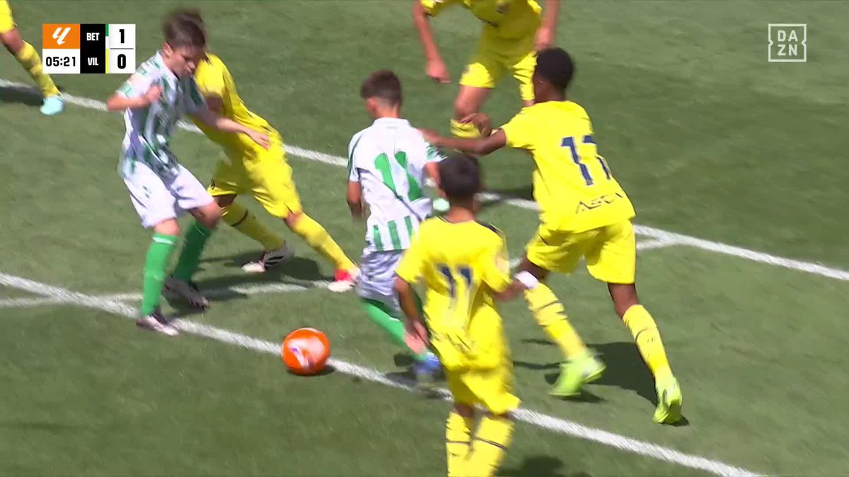 No, no estás alucinando No es Messi vistiendo la verdiblanca ES HUERTAS HACIENDO MAGIA CON SU BETIS 😍✨ #LALIGAFCFUTURES