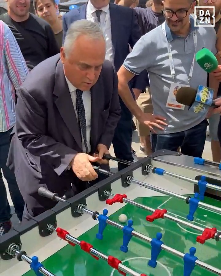 Cose che non sapevi di voler vedere 👀 Lotito scatenato che gioca a calcio balilla ⚽ #DAZN