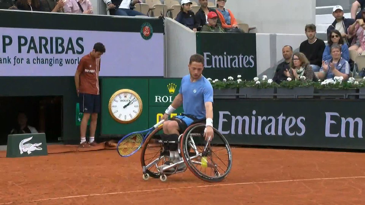 THE UNDERARM SERVE, ALFIE HEWETT PUTTING ON A SHOW 🎩 #RolandGarros