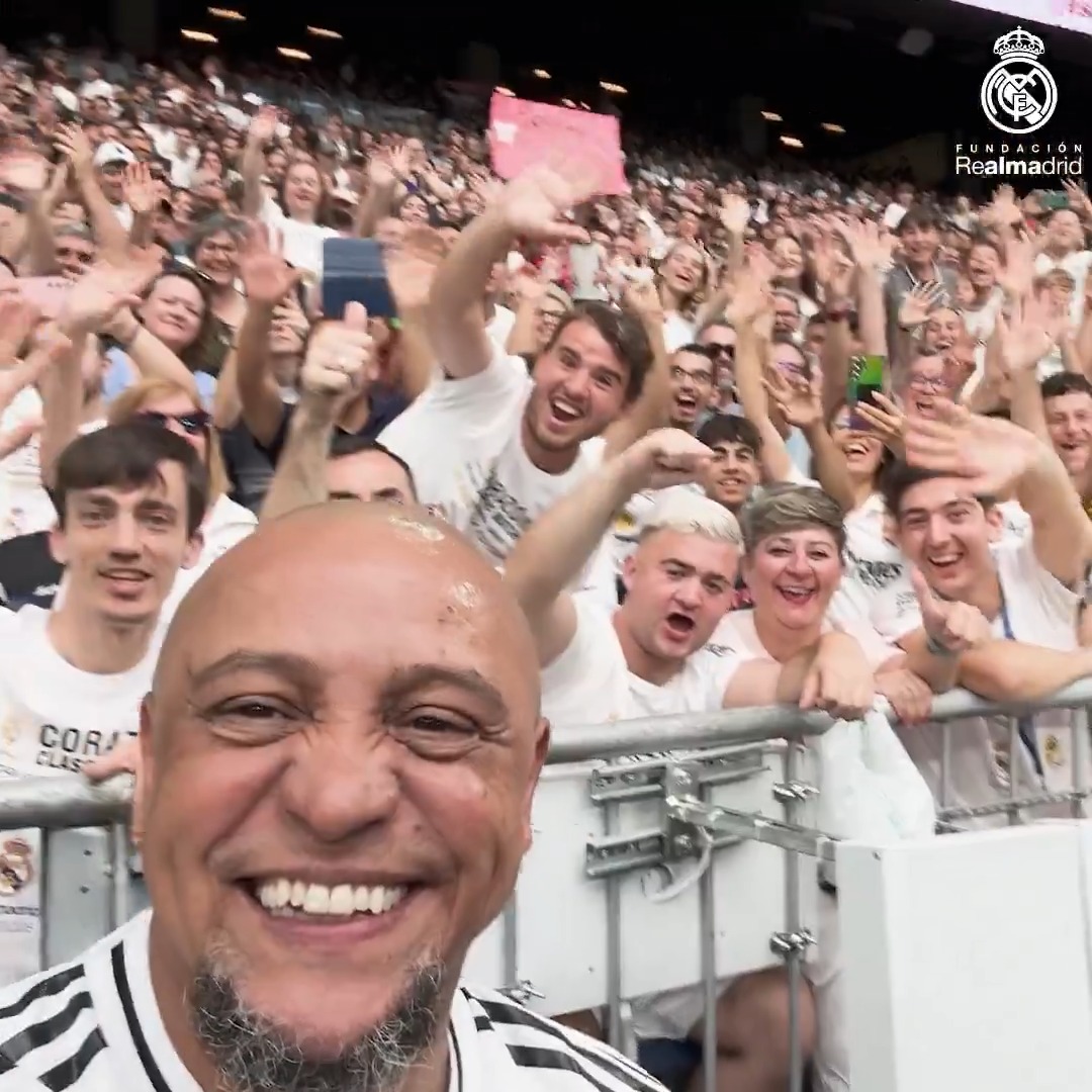 🙌😂 ¡Roberto Carlos haciendo la ola con el Bernabéu!