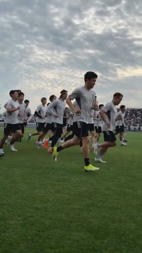🔹𝗦𝗔𝗠𝗨𝗥𝗔𝗜 𝗕𝗟𝗨𝗘🔹 サポーターの声援を背に、インドネシア戦に向けたトレーニングを開始🇯🇵⚔️🇮🇩 #AsianQualifiers #最高の景色を #SAMURAIBLUE #jfa #daihyo #サッカー日本代表