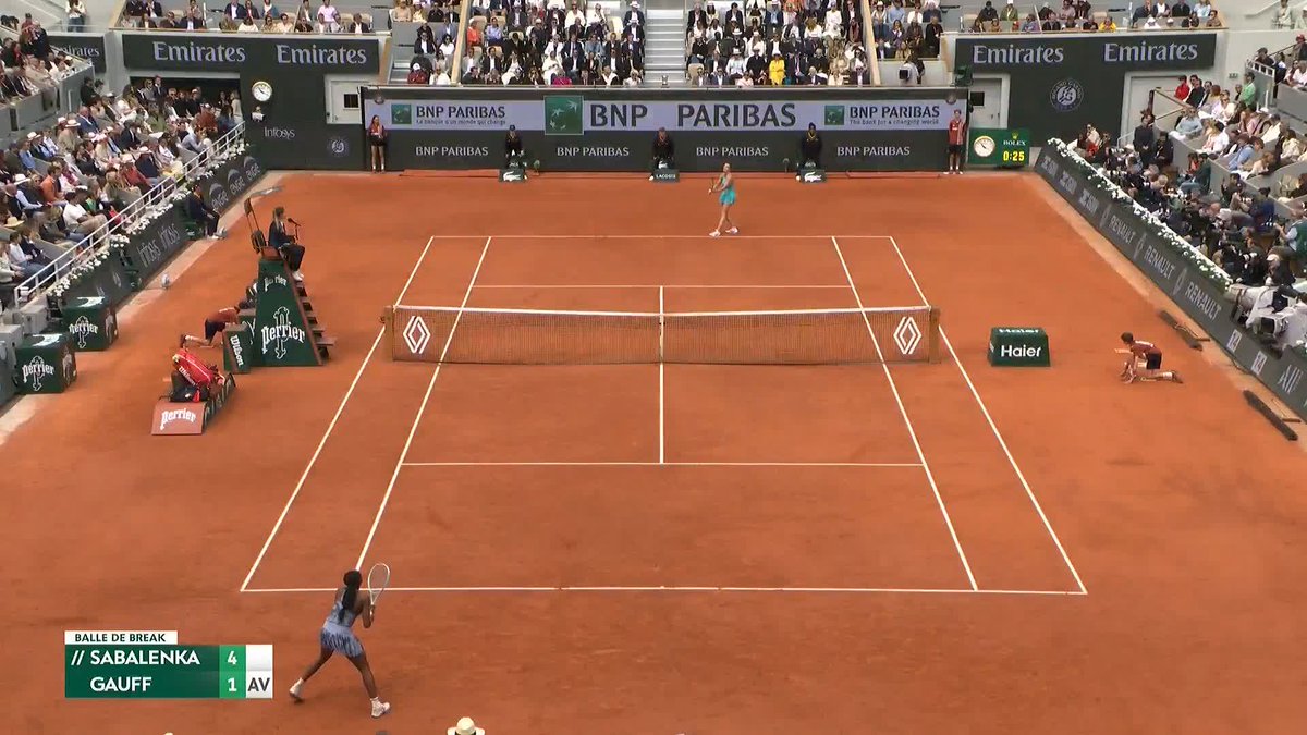 Coco gets a break back in this first set #RolandGarros