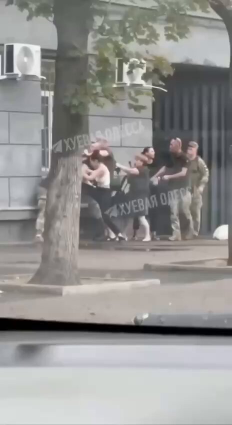🇺🇦 What is the worst thing that could happen to them? That they ended up in a refrigerator in Russia and that their government would not want to receive them back. It is totally understandable that Zelensky has 75% approval