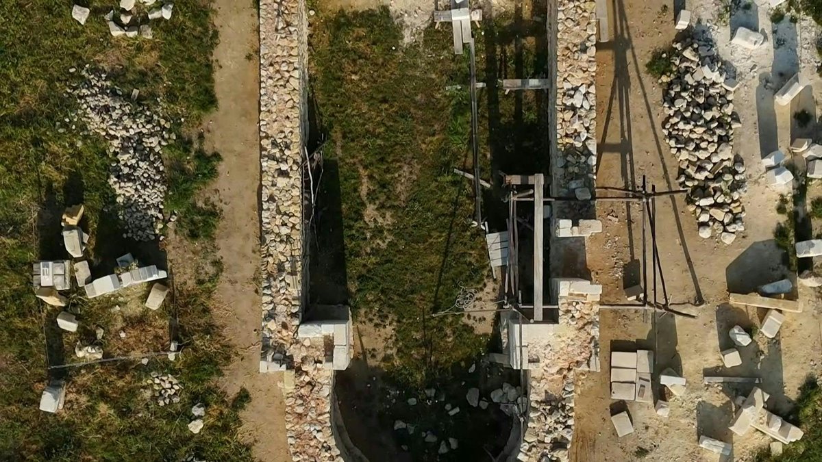 🇫🇷 VIDEO: Gothic 'cathedral' being built near Bordeaux An association near Bordeaux is taking on the challenge of building a Romanesque chapel, a cloister, and a Gothic cathedral-like structure using medieval techniques, all over an estimated time span of 40 years.