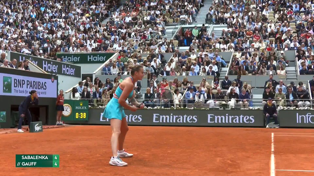 Coco Gauff wins a fantastic point against Aryna Sabalenka at Roland Garros. Defending incredibly well against the ruthless power of Aryna. Waited for her moment to strike. 💥 So good. 🇺🇸❤️