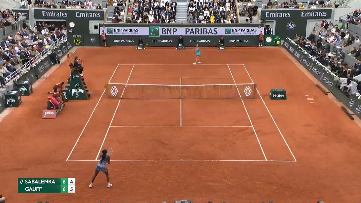 Painting the line at such an important moment 🎨 #RolandGarros