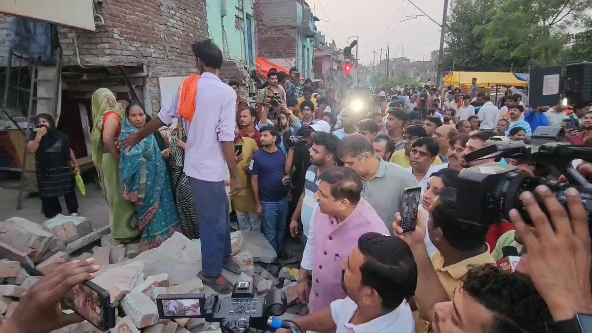 भाजपा दिल्ली से बिहारी भाइयों को भगा रही है, बिहारी भाई भाजपा को बिहार से भगाएंगे। दिल्ली प्रदेश अध्यक्ष Saurabh Bharadwaj , विधायक Sanjeev Jha और पूर्व विधायक Akhilesh Pati Tripathi के साथ भाजपा द्वारा उजाड़ी गई वजीरपुर की झुग्गियों में पीड़ितों से मुलाकात की।