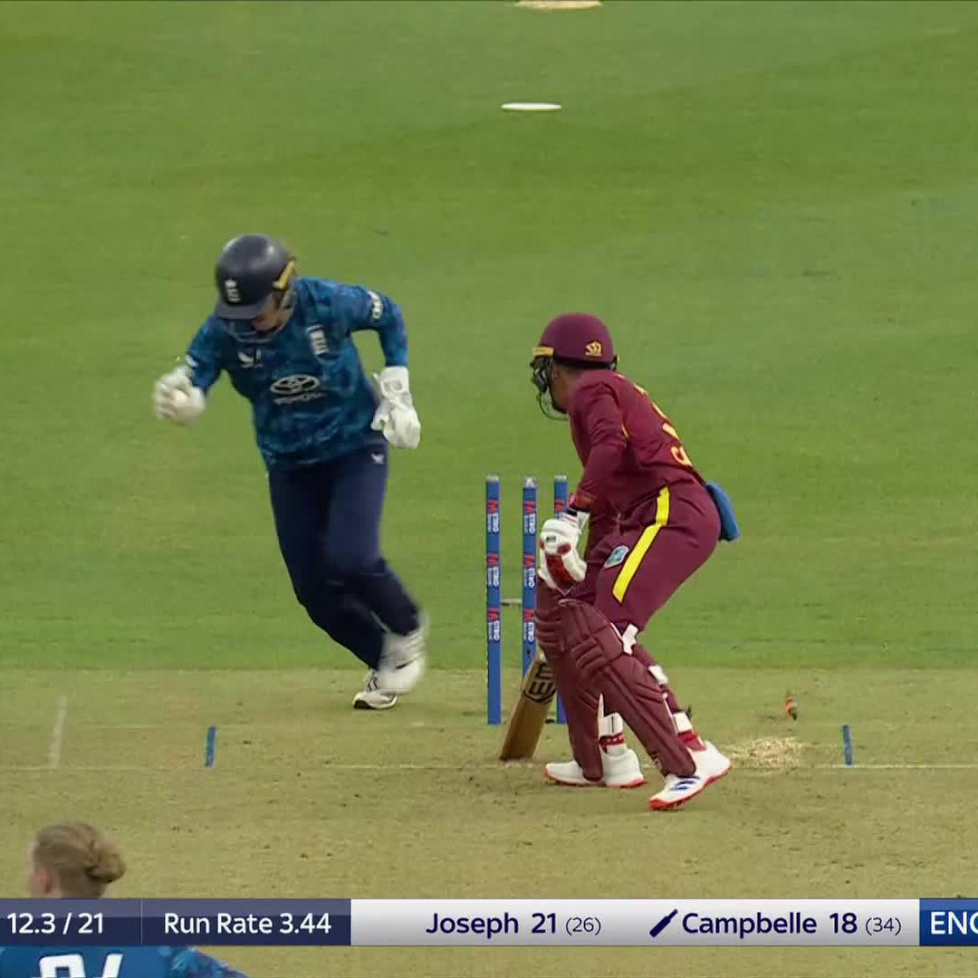 Wait 5 hours to come back out to the middle... and first ball, Charlie Dean delivers 🤝