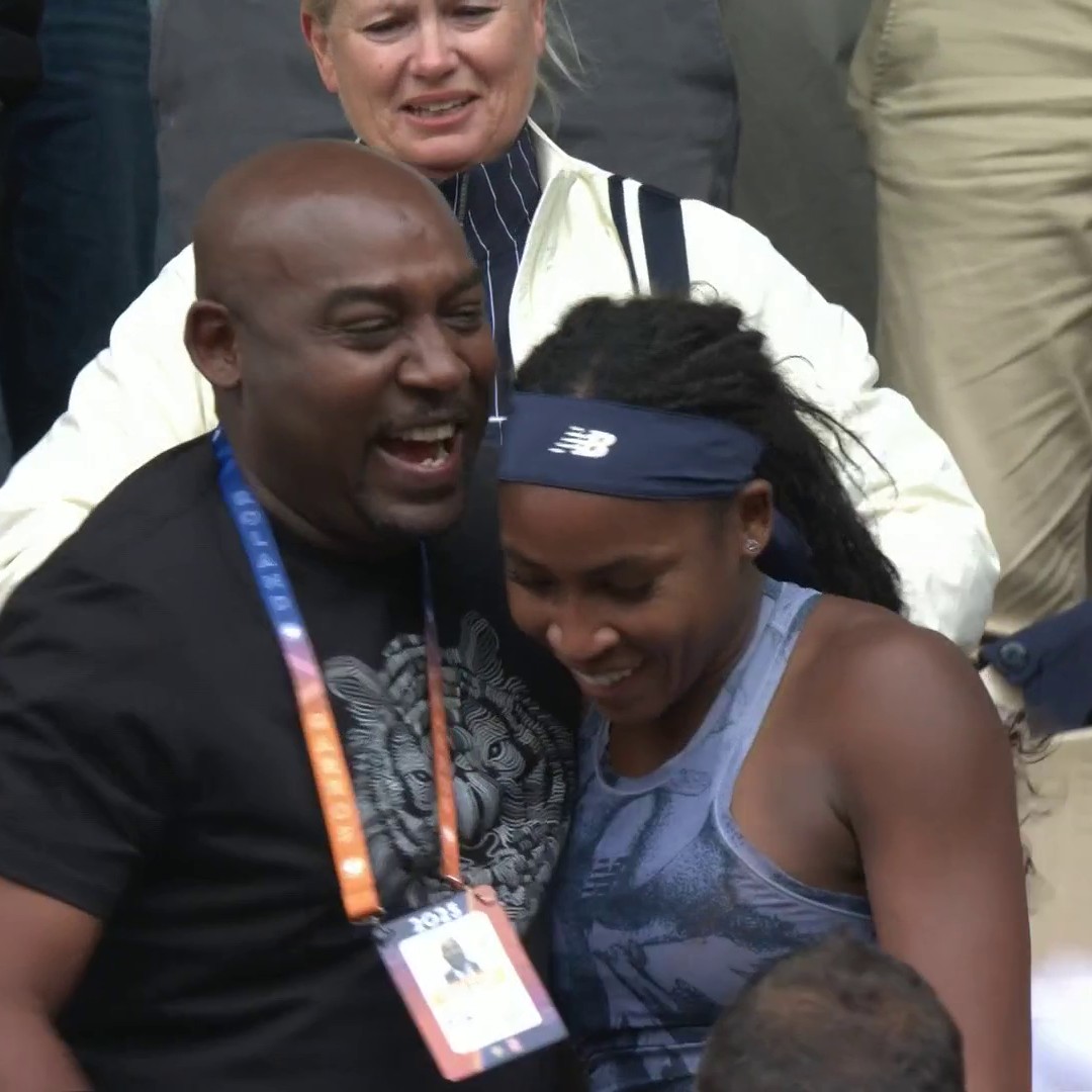 Coco Gauff celebrates her second Grand Slam title with her family and coaches ❤️ #RolandGarros