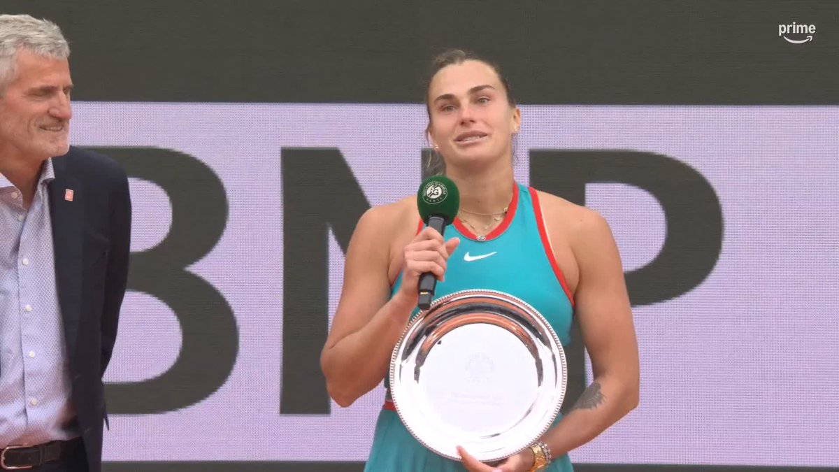 Aryna Sabalenka en larmes pendant son discours après sa défaite en finale. 😔 « Celle-ci fait tellement mal. » 💔 #RolandGarros