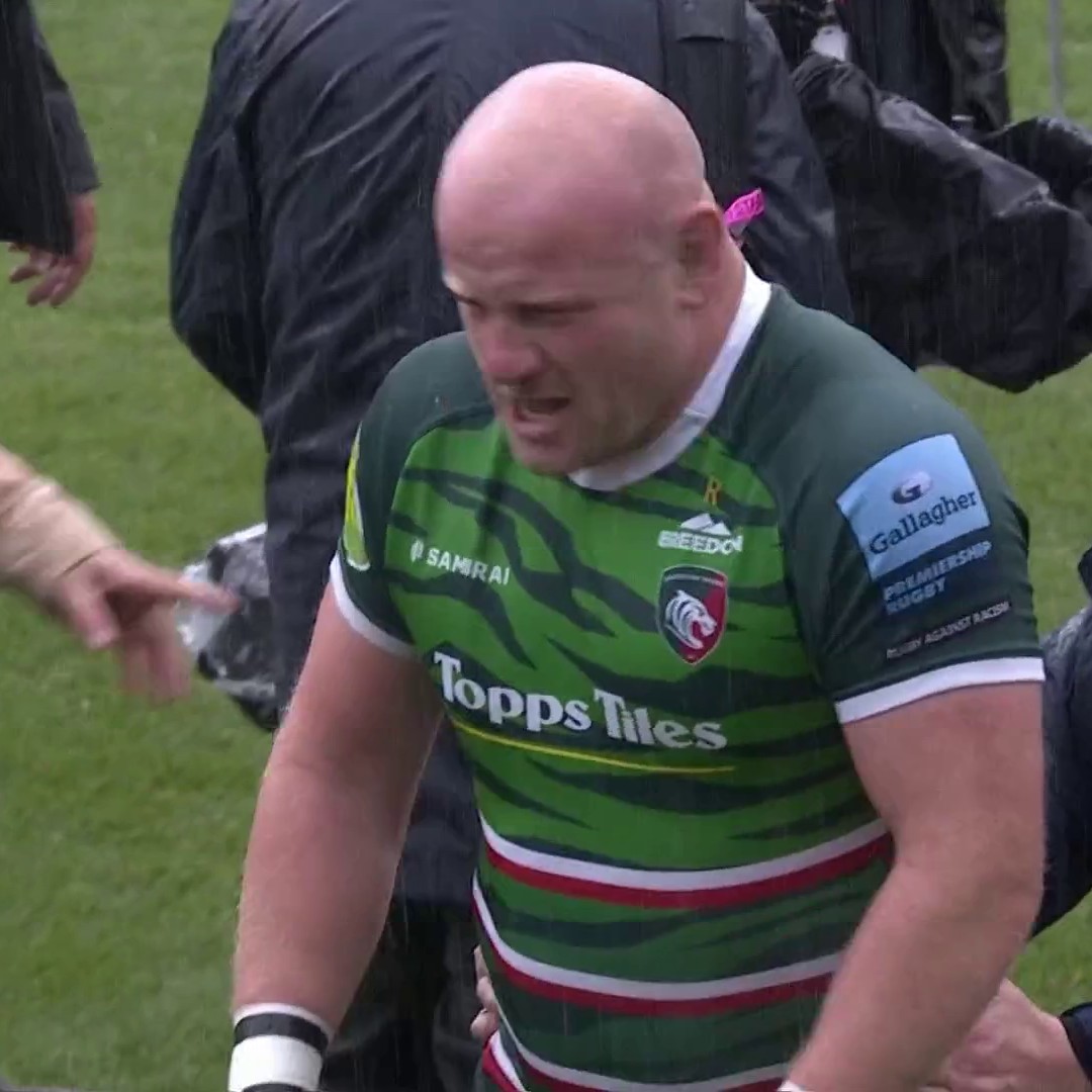 🗣️ "It's a privilege to play here in front of 25,000 people." Dan Cole talks to Ugo Monye and Danny Care to after being coaxed into the rain by the producers 😅 #GallagherPrem | #LEIvSAL
