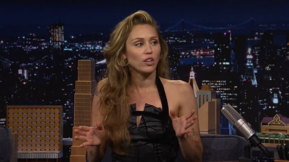 .Miley Cyrus is getting Jimmy “snatched for the summer” 🤣 #MileyOnFallon #FallonTonight