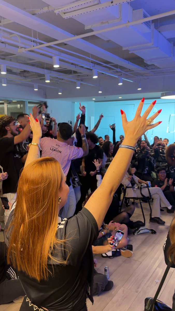 Pega a reação da torcida aqui no office em São Paulo com a vitória da #FURIACS em Austin! 🤩🎉