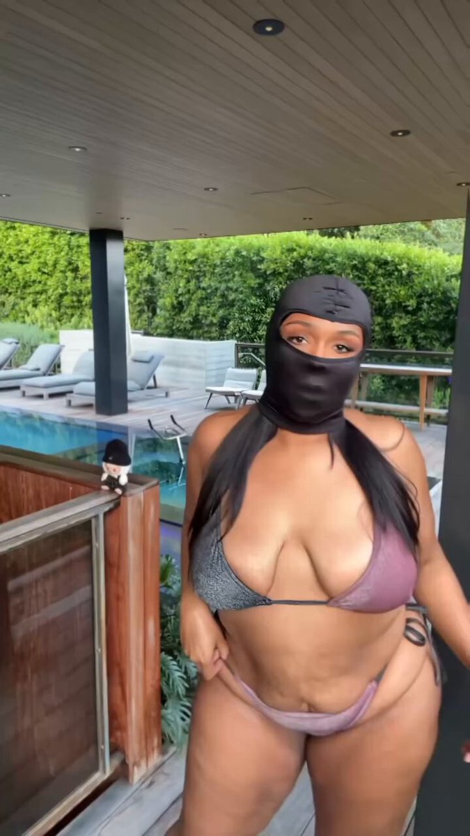 Lizzo previews a new Rap song.