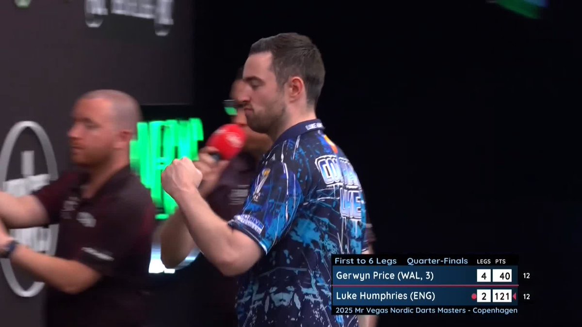 HUMPHRIES HANGING IN THERE! That was desperately needed! Luke Humphries halts Gerwyn Price's charge with a 121 combination on the bullseye to reduce the deficit to 4-3! 📺 #NordicDarts25 | QF