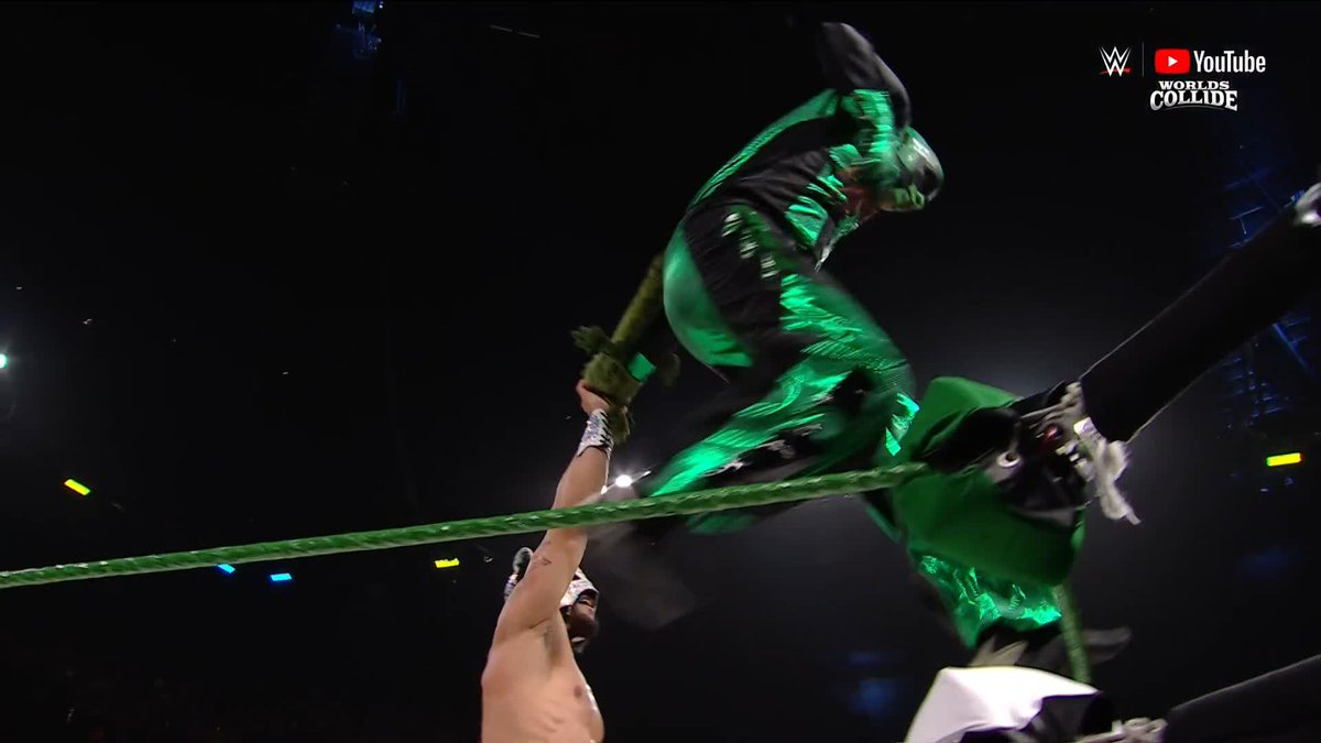 LA YESCA is DOWN! Big mistake, “Lucha Lit” Lince Dorado 😤 #WorldsCollide ▶️
