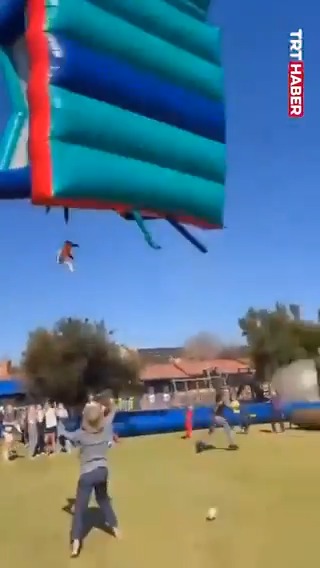 Güney Afrika’da rüzgarın etkisiyle havalanan şişme oyun evinden düşen 2 çocuk yaralandı.
