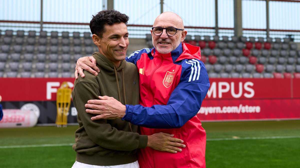 🏆 Un campeón para volver a ser campeones. Jesús Navas visita a la Selección Española Masculina de Fútbol en el entrenamiento oficial previo a la final de la #NationsLeague. #VamosEspaña