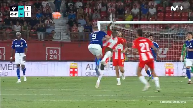 La acción entre Lopy y Alemão. El senegalés vio la tarjeta amarilla. #LaCasaDelFútbol #LALIGAHYPERMOTION