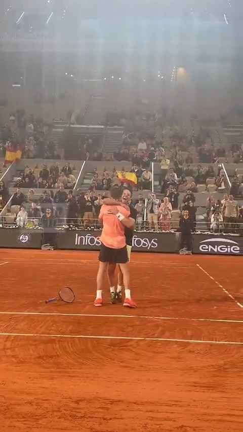 ¡El momento de la gloria! 🏆 🇦🇷 Zeballos y 🇪🇸 Granollers, los CAMPEONES de #RolandGarros.