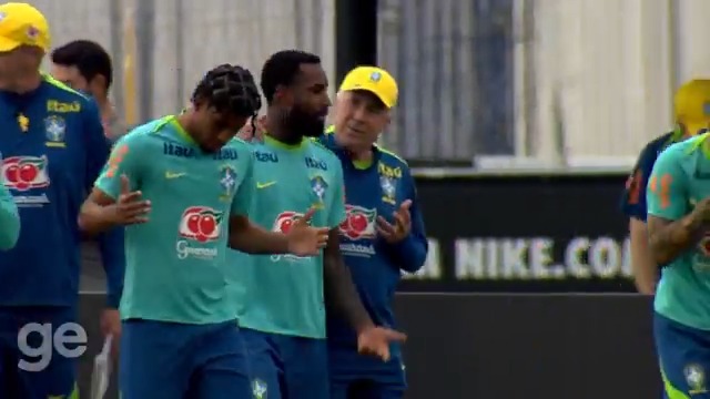 Ancelotti teve uma conversa ao pé do ouvido com Gerson antes do treino da Seleção Brasileira. 🎥 ge