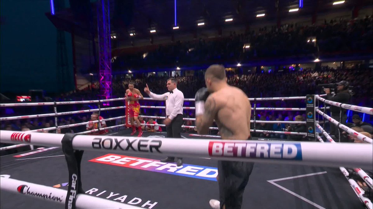 Ivan Zucco DROPS Callum Simpson just EIGHT seconds into the fight 😱 #SimpsonZucco | Live on Sky Sports