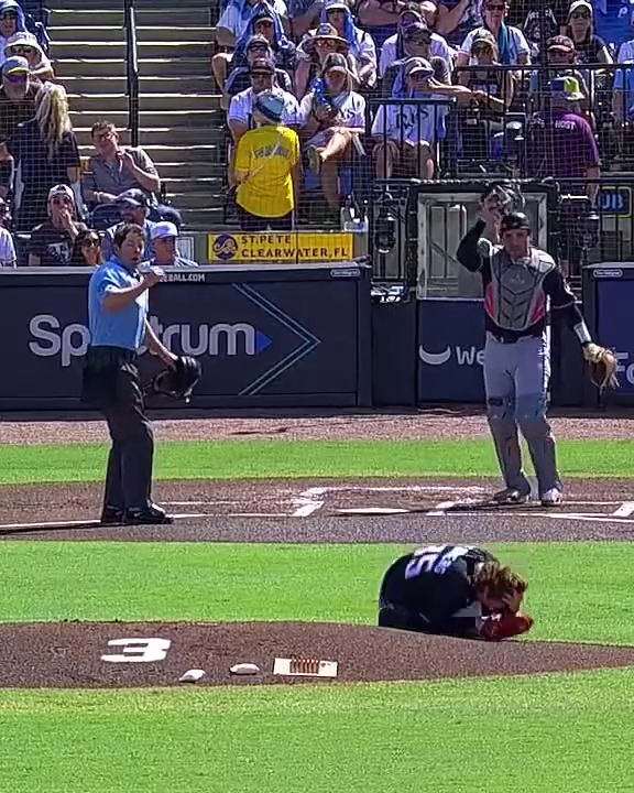 ¡Hubo fuego amigo! 😅💥 Nick Fortes le dio un bolazo a su pitcher, Ryan Weathers, cuando estaba terminando su calentamiento 🤕.