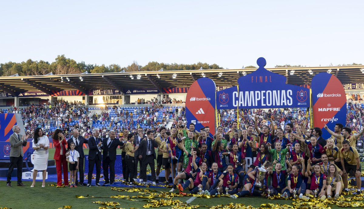 📹 El presidente de la RFEF entrega al FC Barcelona Femení el trofeo de campeonas de la #CopaDeLaReinaIberdrola. 🏆 La capitana blaugrana, Alexia Putellas, ha recogido la copa de manos de Rafael Louzán y del presidente del Gobierno de Aragón, Jorge Azcón. ℹ️