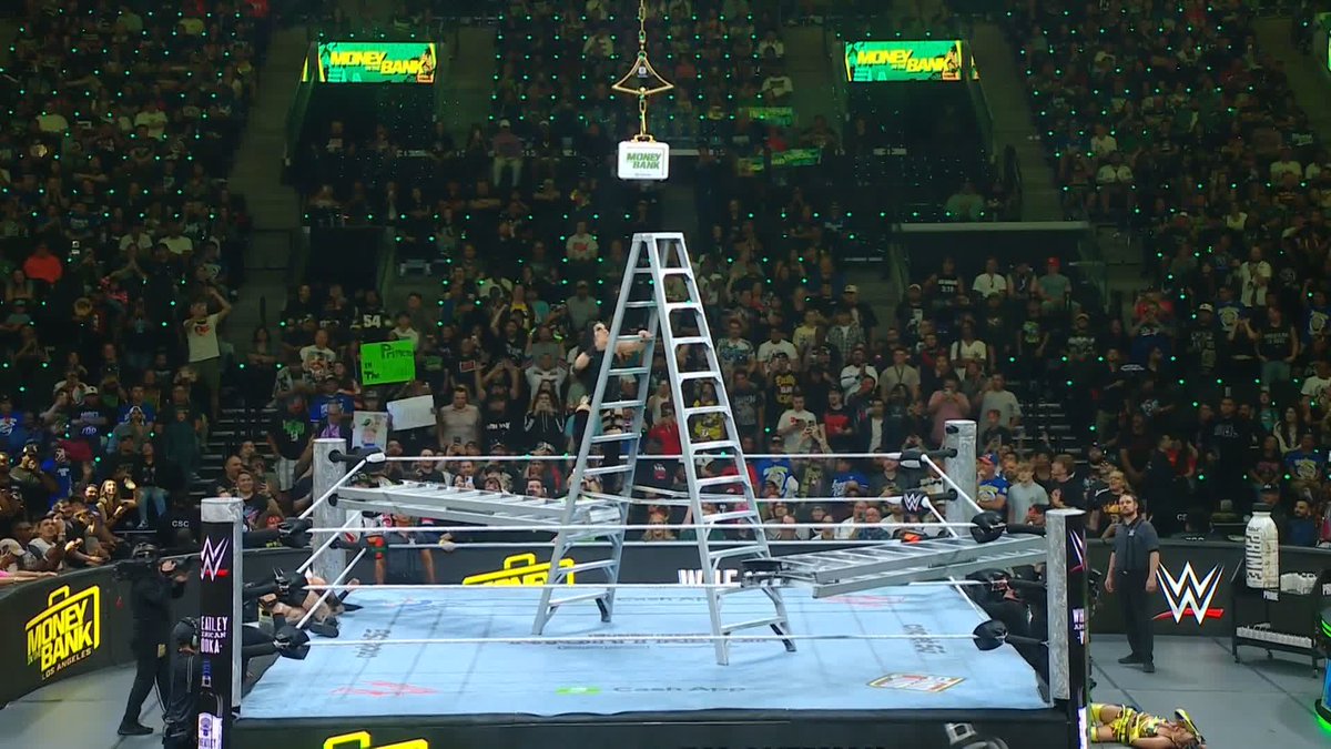 ¡Stephanie Vaquer lo vuelve a hacer! 😈💋 #MITB