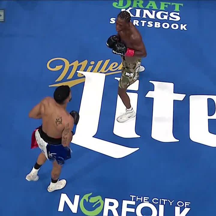 Keon Davis had his opponent CRAWLING on the canvas 😳
