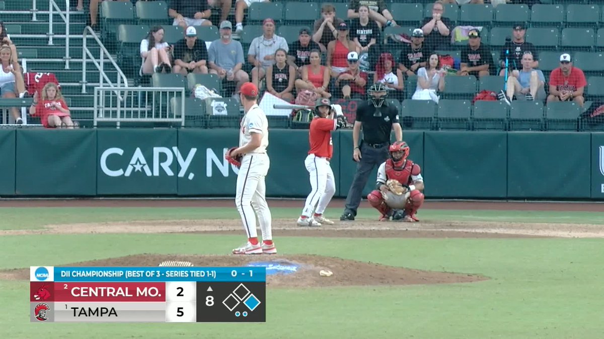 ANOTHER Roll Stable HOME RUN! 😲 Central Mo. is within 1 with the 2-run blast! #D2BSB |#MakeItYours