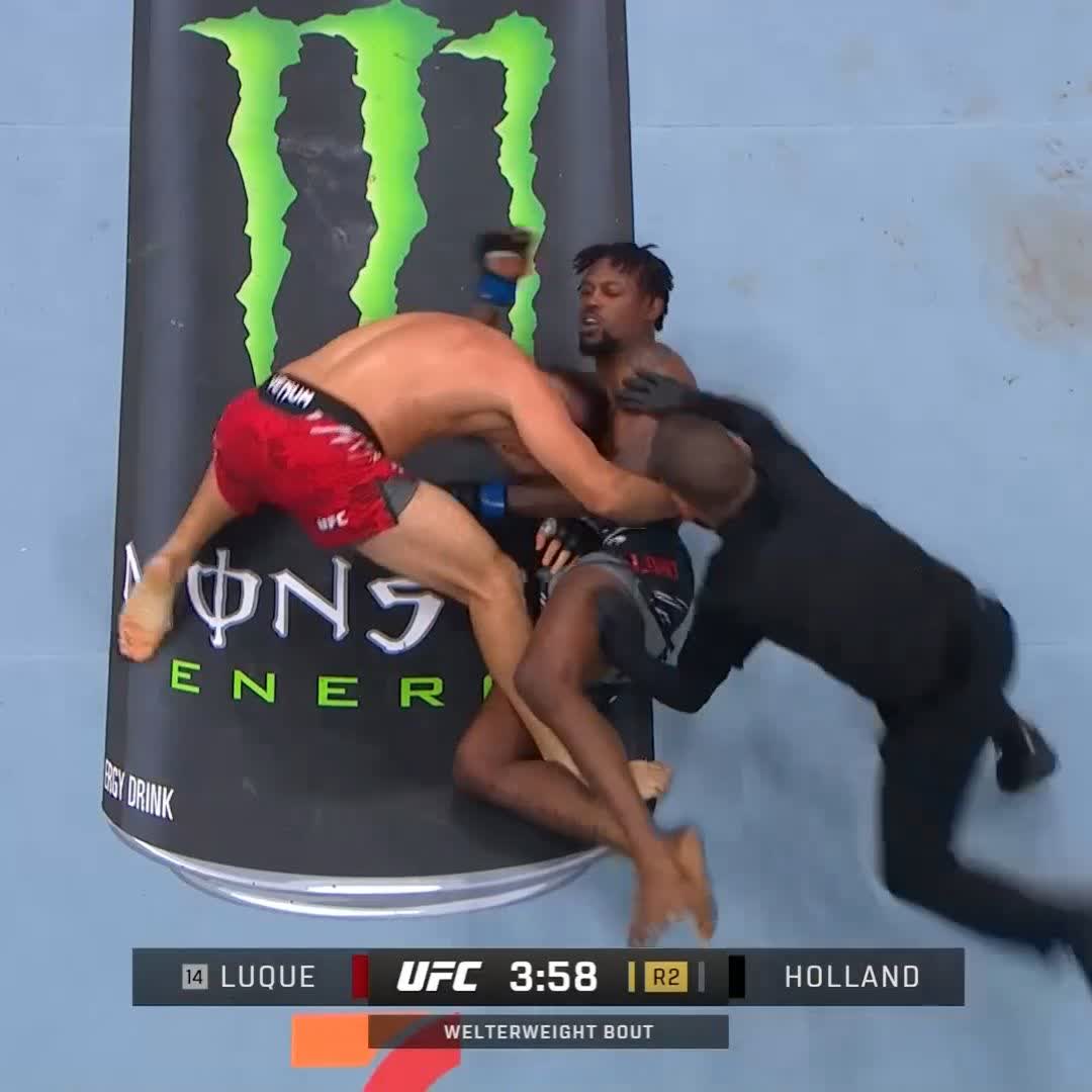 That was SLICK 😮💨 @Trailblaze2Top gets the D'Arce choke submission in round two! #UFC316