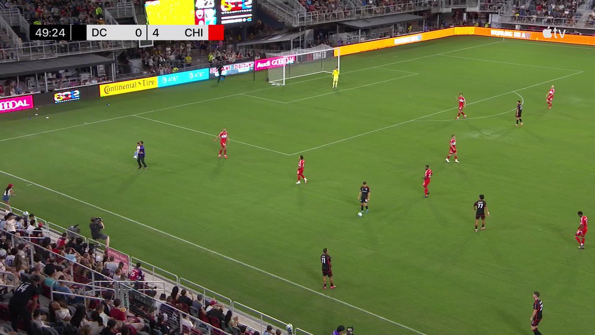 Di Amerika Serikat, yang namanya olahraga itu hiburan keluarga. Jadi, yang bersikap anarkis gak akan diterima. Gak ada tuh pertandingan MLS terhenti gara-gara ada keributan penonton. Kalau gara-gara ada bayi kebelet jadi winger, hari ini baru kejadian.