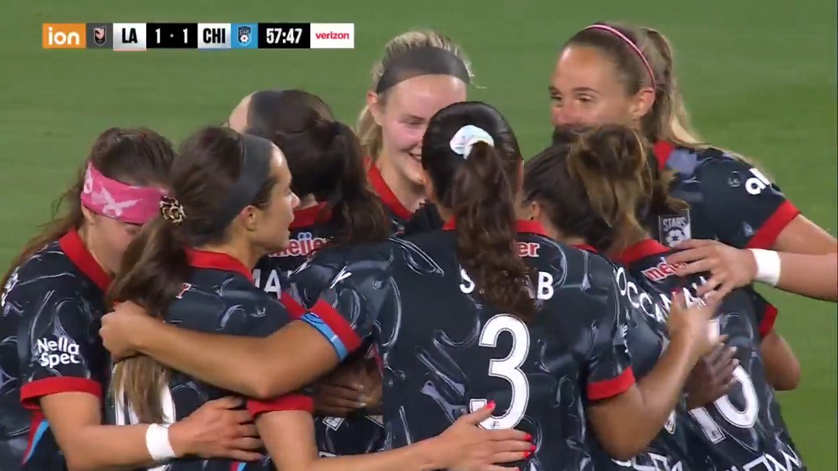 WHAT JUST HAPPENED 🤯 The Chicago Stars get a goal after this deflection!