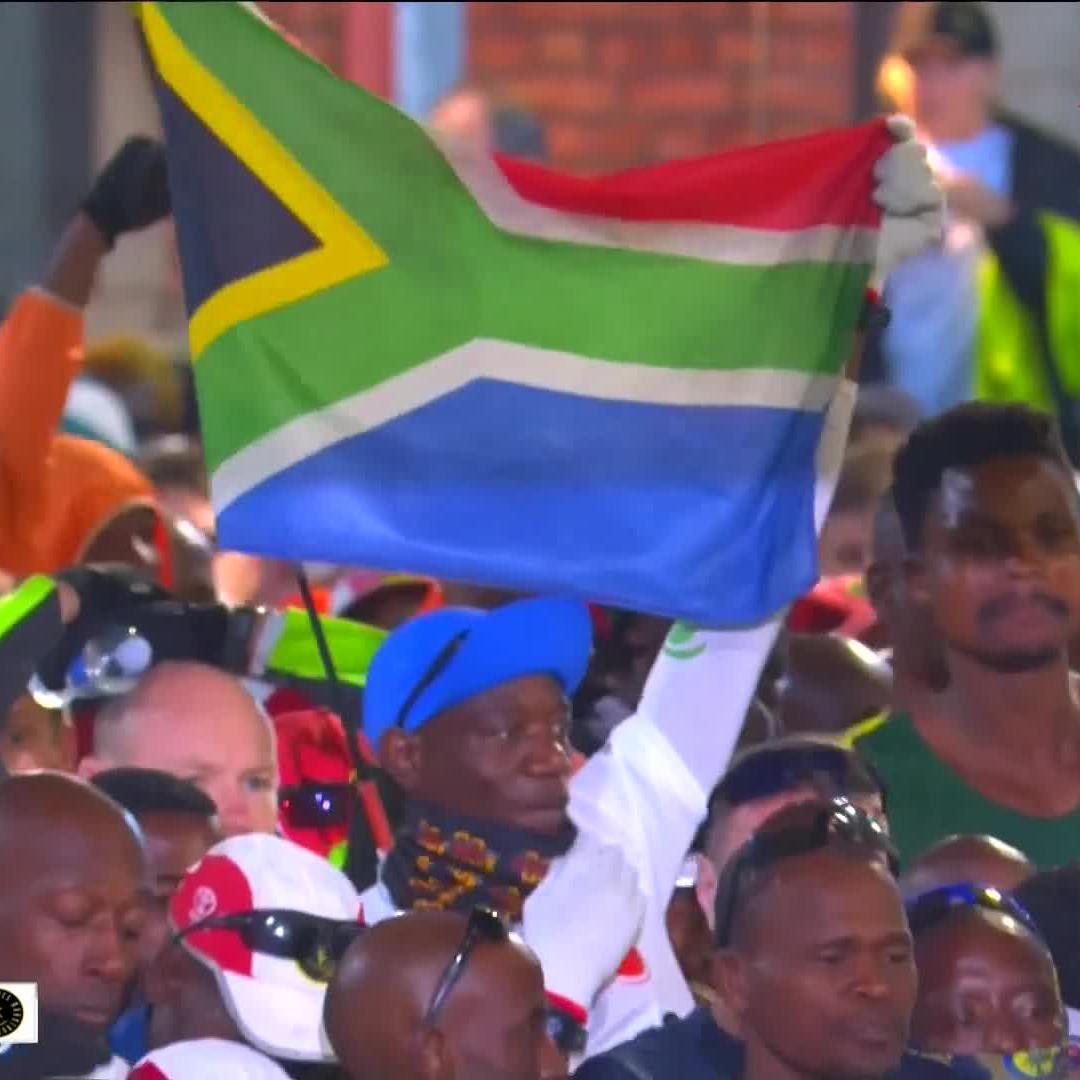 𝐍𝐤𝐨𝐬𝐢 𝐒𝐢𝐤𝐞𝐥𝐞𝐥' 𝐢𝐀𝐟𝐫𝐢𝐤𝐚 🇿🇦♥️ Special scenes at the start as the South African anthem lights up Pietermaritzburg 🤩 📺 Stream #Comrades2025 on DStv: