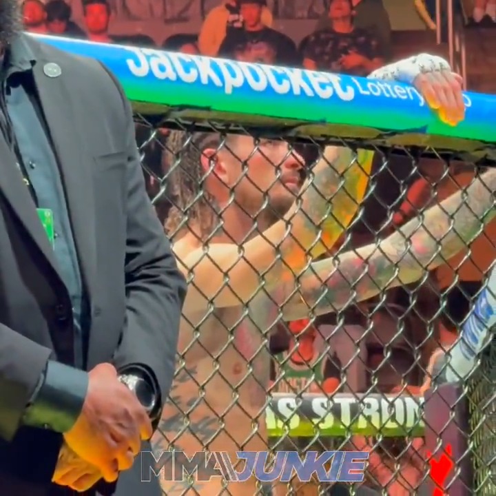 敗戦直後、一本負けの瞬間のリプレイを見るオマリー。 #UFC316