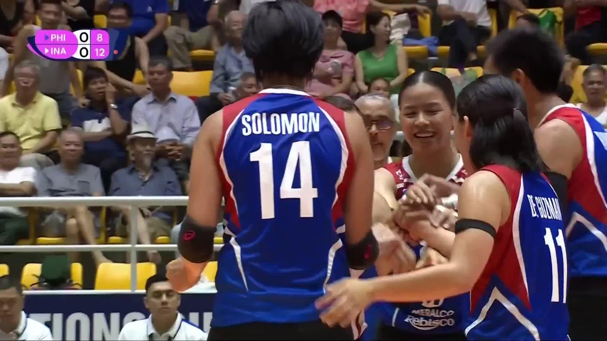 SLEYA-BLE 💅🏼 Eya Laure capitalizes on a well-placed pass from Jen Nierva with a smart finish, as Alas Pilipinas continues to chase Indonesia in a tightly contested first set at the 2025 AVC Women’s Volleyball Nations Cup. #AlasPilipinas #AVCNationsCup