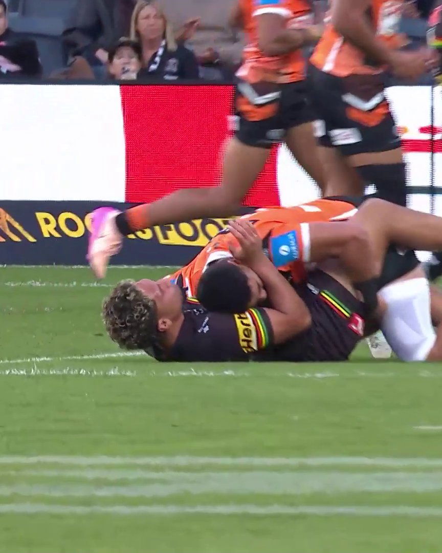 Skelton with a Sunday afternoon special! 👊 #NRLTigersPanthers