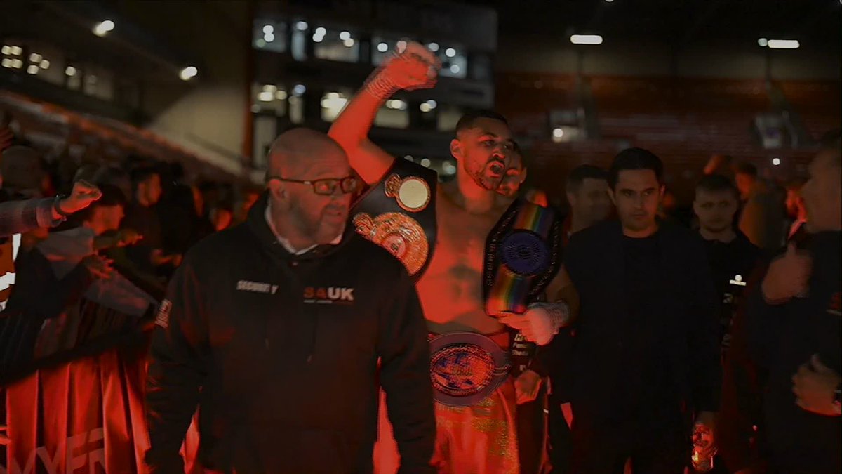 🎶 YORKSHIRE 🎶 Callum Simpson celebrating with the fans 🥊
