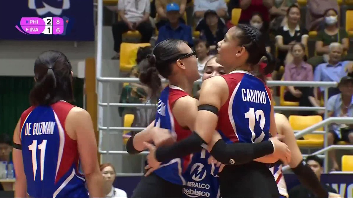 SINO KA DYAN? 😚 Shaina Nitura makes her mark with a powerful hit, celebrating alongside Bella Belen and Angel Canino, who share a laugh as Alas Pilipinas lead over Indonesia in Set 4 of the 2025 AVC Women’s Volleyball Nations Cup. #AlasPilipinas #AVCNationsCup