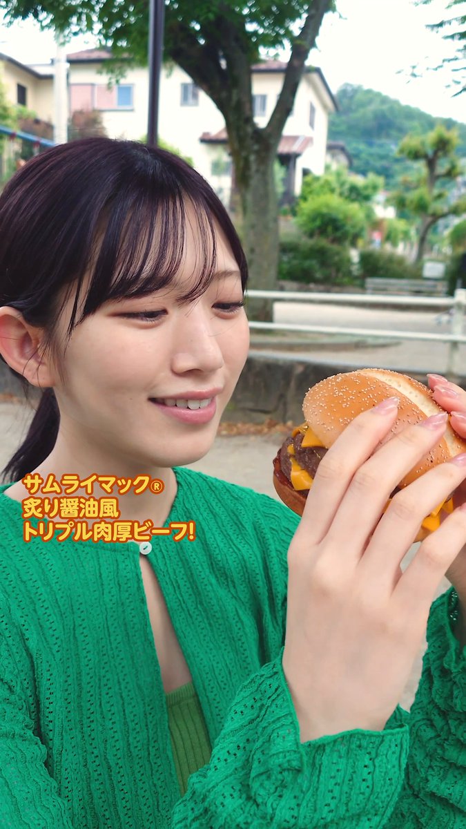 サムライマック®︎から新登場 炙り醤油風 トリプル肉厚ビーフ を村山美羽さんが食べてみた! 撮影者:中嶋優月さん #青いベンチ #櫻坂46 #中嶋優月 #村山美羽