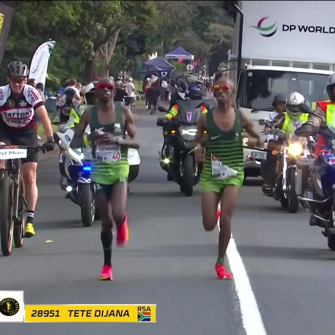 🚨 𝐍𝐄𝐖 𝐋𝐄𝐀𝐃𝐄𝐑 𝐔𝐏𝐃𝐀𝐓𝐄 🚨 Tete Dijana and Edward Mothibi move to the front with 16km to go ⚡ 📺 Stream #Comrades2025 on DStv: