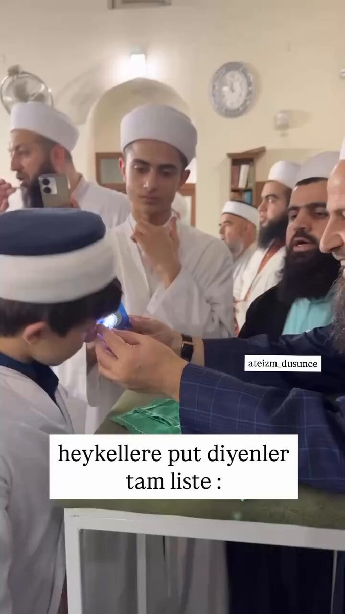 Pazardan Çin malı, düğme pilli, ledli oyuncak almış tapıyorlar. Çocukların ise bunların 1400 yıl önce olmadığından haberleri yok, çünkü eğitim verilmiyor.