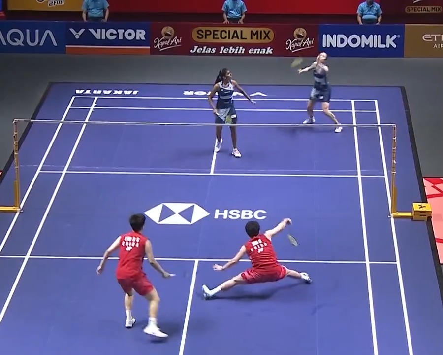 All on the floor but kept the rally alive! 🔥 Follow live action: HSBC Sport #BWFWorldTour #IndonesiaOpen2025